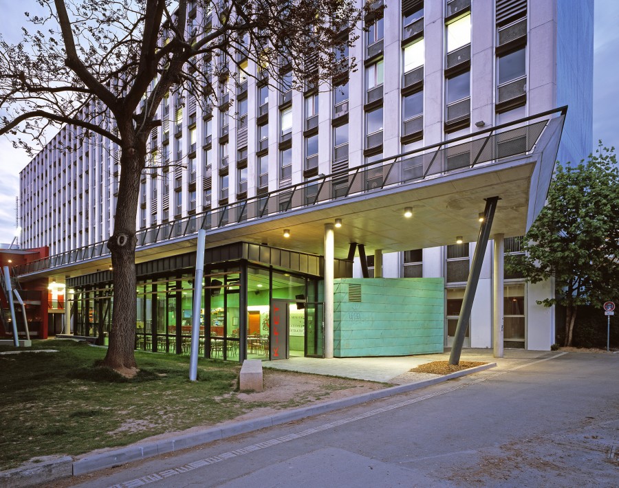 Voie d’accès aux véhicules de secours, stationnement et cafétéria