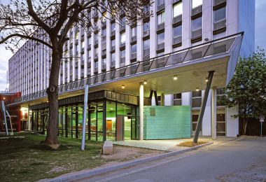Voie d’accès aux véhicules de secours, stationnement et cafétéria