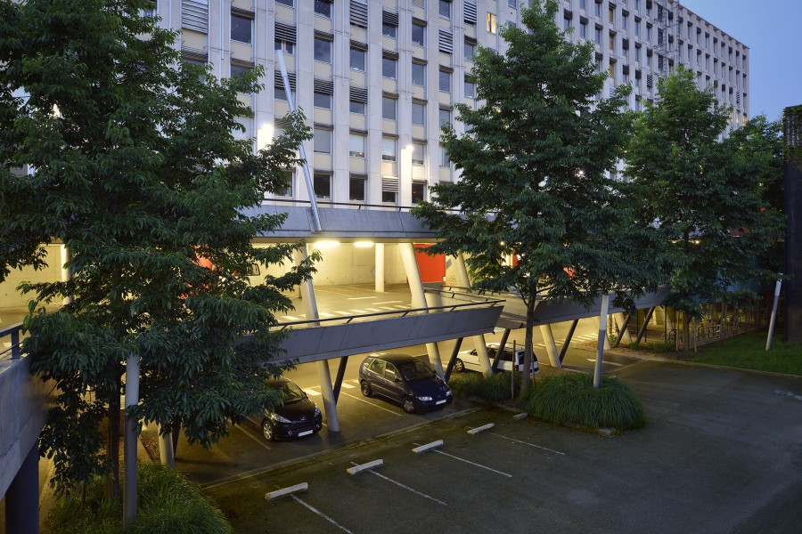 Voie d’accès aux véhicules de secours, stationnement et cafétéria