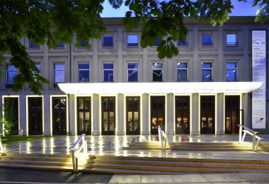 Réaménagement du hall et issues de secours pour le TNS